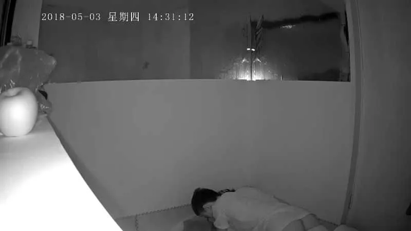 最终被选为表演者的情侣在封闭房间内做爱
